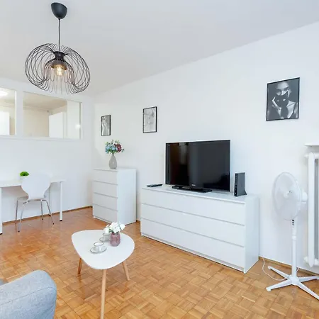Funkcjonalny Z Balkonem By Renters Apartment